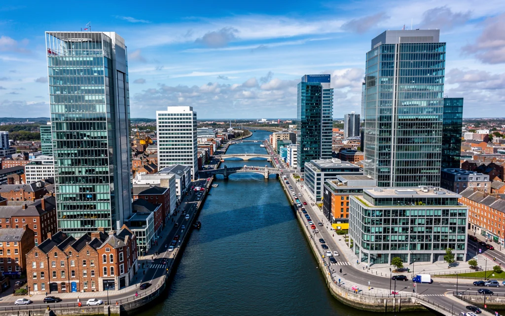 Quartier d'affaires des docklands de Dublin au bord de la Liffey, sièges de multinationales